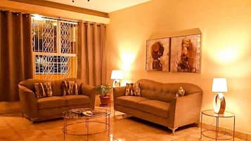 Dormitorio compartido básico, varias camas | Área de sala de estar