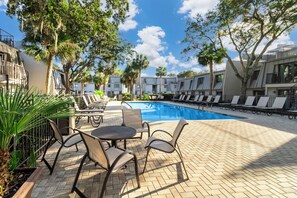 Pool - BEAUTIFUL 3BR VILLA WITH ROOFTOP DECK, POOL & BEACH ACCESS HILTON HEAD (Hilton Head Island)