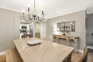 Dining - BEAUTIFUL 3BR VILLA WITH ROOFTOP DECK, POOL & BEACH ACCESS HILTON HEAD (Hilton Head Island)