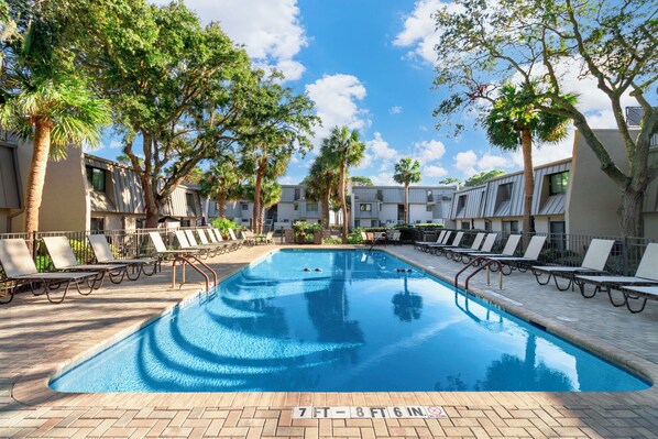 Pool - BEAUTIFUL 3BR VILLA WITH ROOFTOP DECK, POOL & BEACH ACCESS HILTON HEAD (Hilton Head Island)