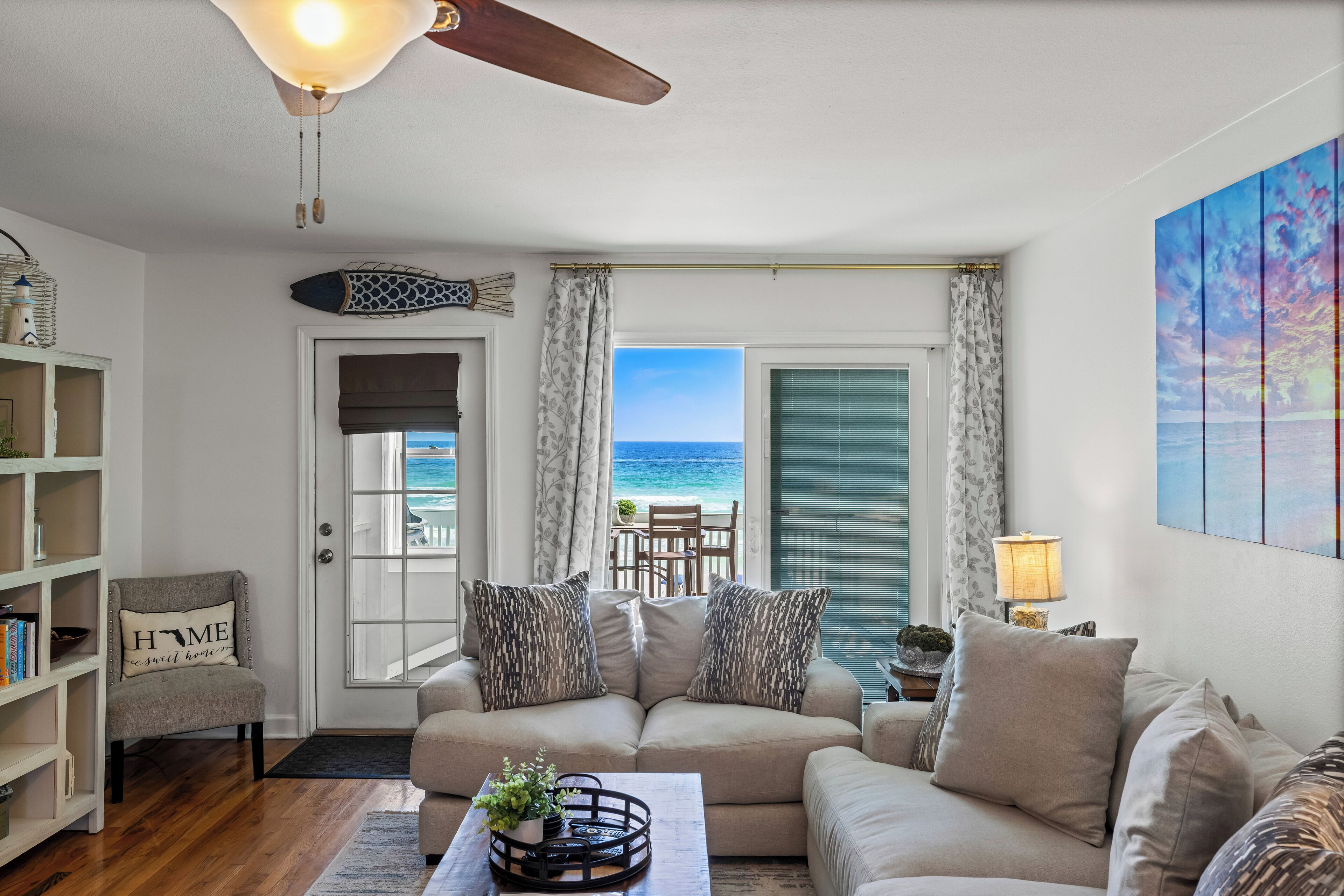 Smart-TV, Kamin, Bücher, Musikbibliothek