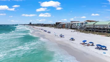 Plage, chaises longues, serviettes de plage