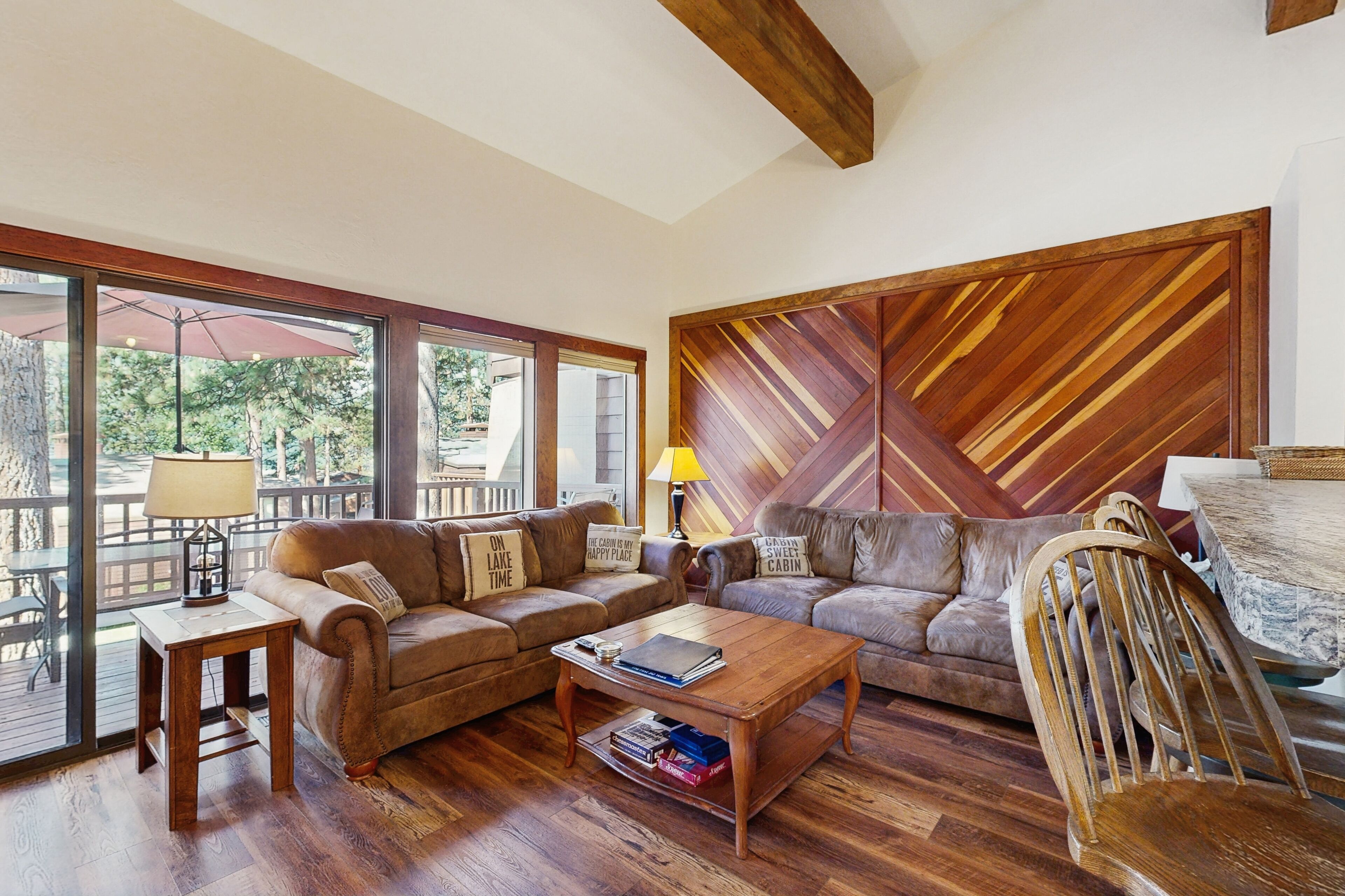 Fernseher, Kamin, DVD-Player