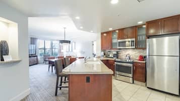 Geladeira, micro-ondas, fogão, cooktop