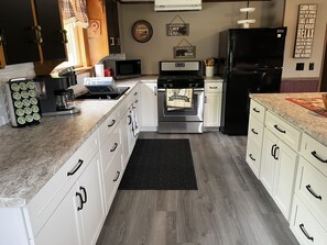 Jääkaappi, mikroaaltouuni, uuni, liesi