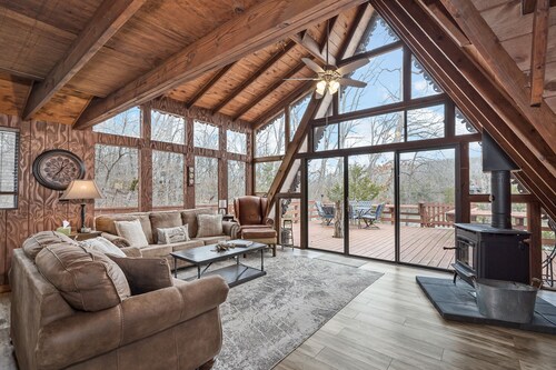 Cozy Lakefront Chalet - On A Large Lake - Private Dock w/Boats