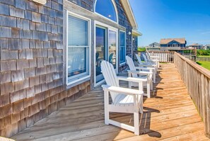 Terrace/patio - Oceanview Dog Friendly Home w/ Pool, Hot Tub, Game Room, Home Theater (Rodanthe)