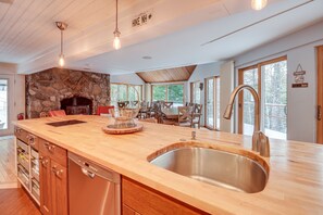 Fridge, microwave, stovetop, dishwasher - White Mountain Escape w/ Separate In-Law Suite! (Thornton)