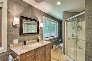 Free toiletries, hair dryer, towels - White Mountain Escape w/ Separate In-Law Suite! (Thornton)