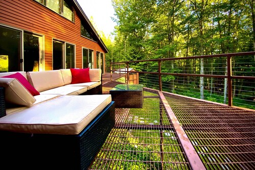 White Mountain Escape w/ Separate In-Law Suite!