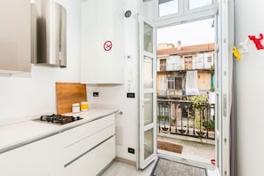 Refrigerador, microondas, parrilla de estufa y tostadora 