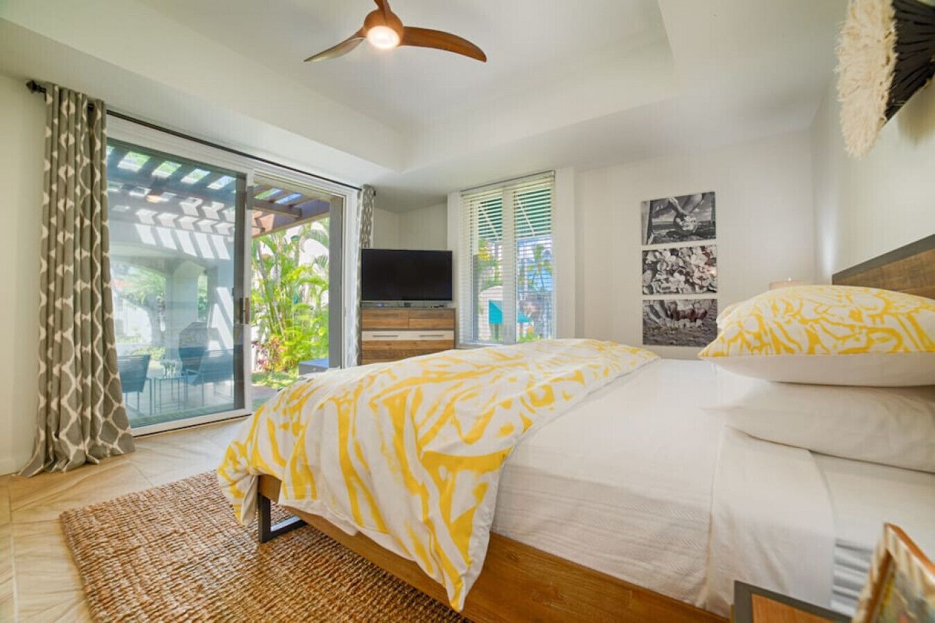 1 habitación, tabla de planchar con plancha y cuna de viaje 