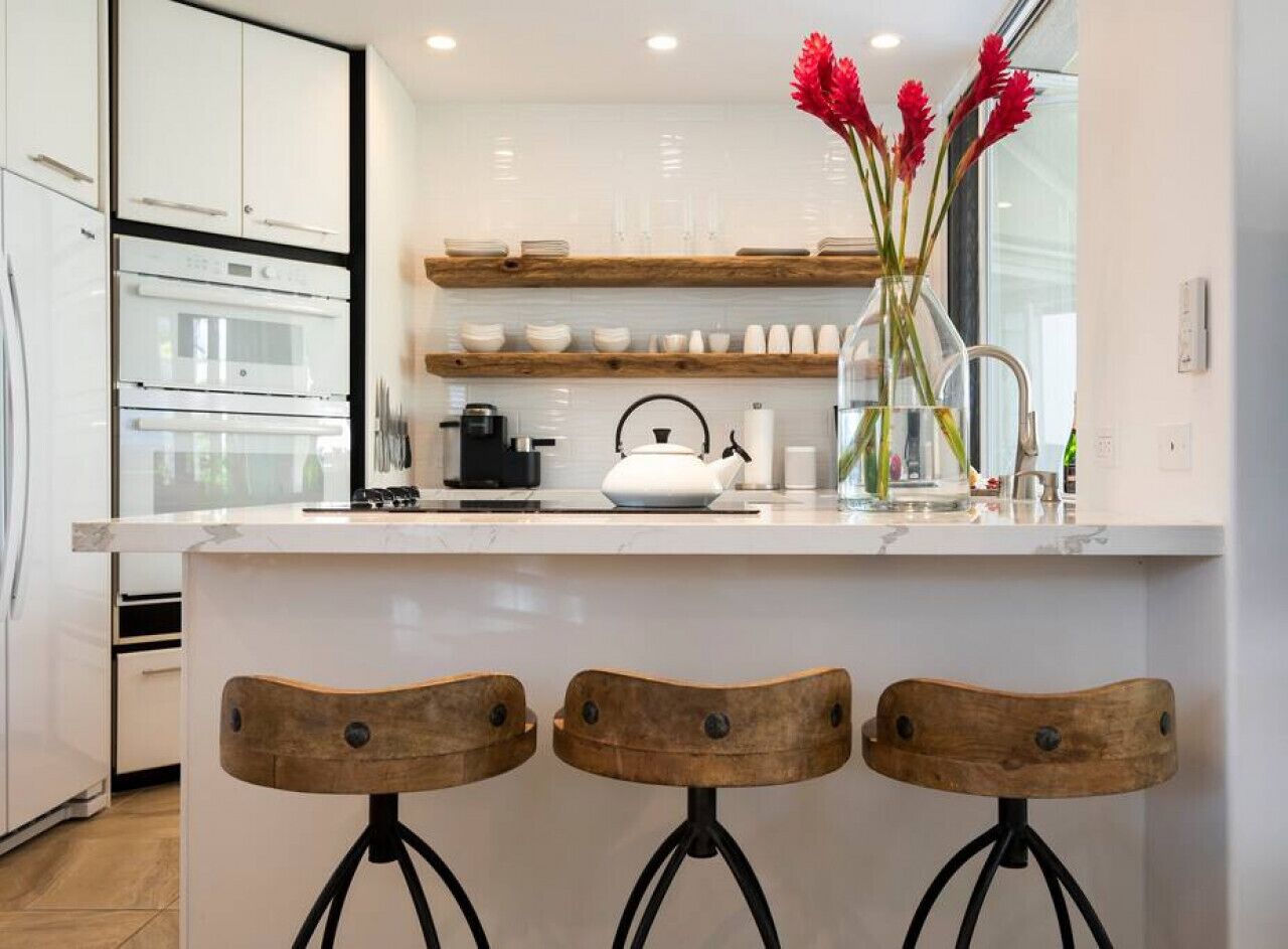Coffee/tea maker, fridge, microwave, oven