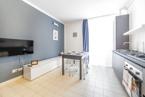 Fridge, microwave, oven, stovetop - GuestHost - The apartment is located on the third floor of a building without a lift.It comfortably accommodates 4 people in 60 mqs,, with a double bed, two single beds and a sofa bed in the living room.The accommodation is strategically located, a 5-min (Milano)