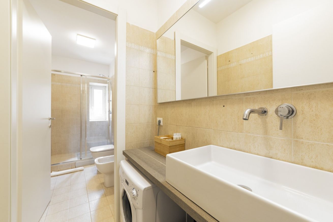 Bruser, hårtørrer, bidet, håndklæder