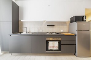 Kjøleskap, mikrobølgeovn, ovn og kokeplater