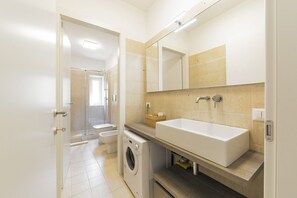 Douche, sèche-cheveux, bidet