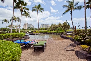 Property grounds - Luxurious, Spacious, High-end Beachfront Vacation Villa Free Parking (Kapolei)