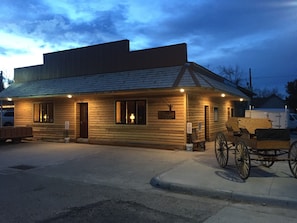 Exterior - Adults 25 plus Only, Creekside Vacation Rental 1, Downtown Historic CITY APPROVE (Buffalo)