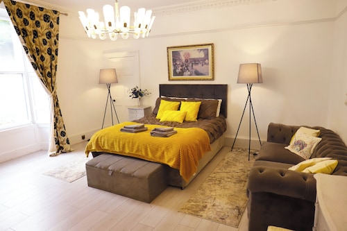 *recently updated* town House - Spacious B listed Georgian Townhouse