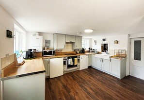 Fridge, microwave, oven, stovetop - *recently updated* town House - Spacious B listed Georgian Townhouse (Auchtermuchty)