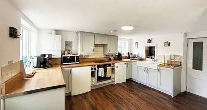 *recently updated* town House - Spacious B listed Georgian Townhouse