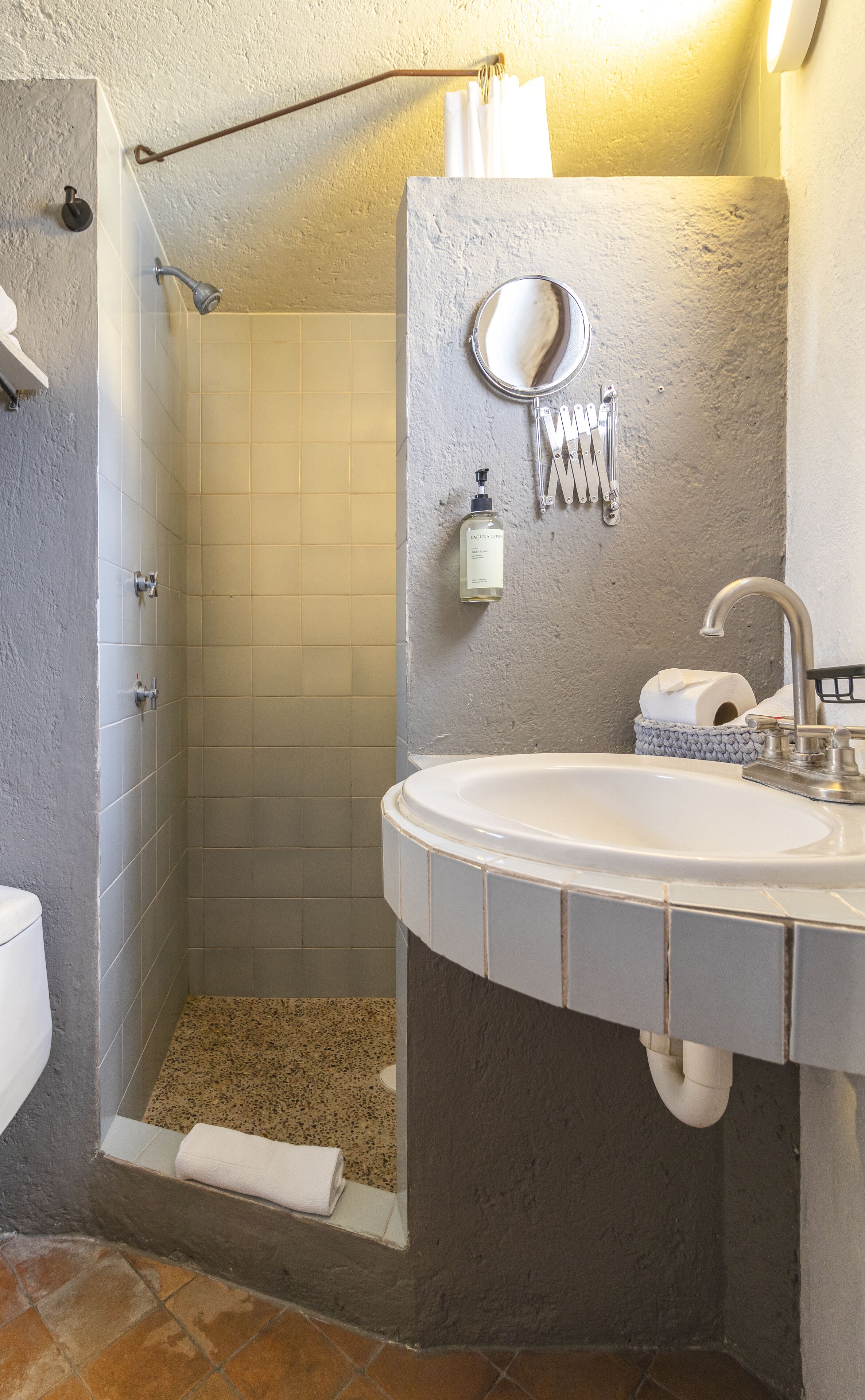 standard double room | bathroom | shower, rainfall showerhead, free toiletries, hair dryer