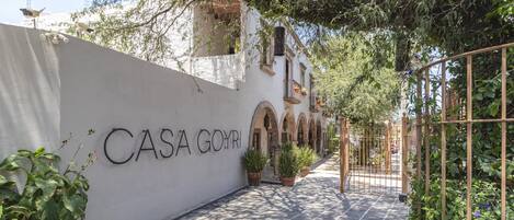 Un edificio blanco con arcos y un letrero que dice 'CASA GOYRI'.