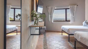 Habitación doble familiar | Ropa de cama de alta calidad, edredón y cortinas blackout