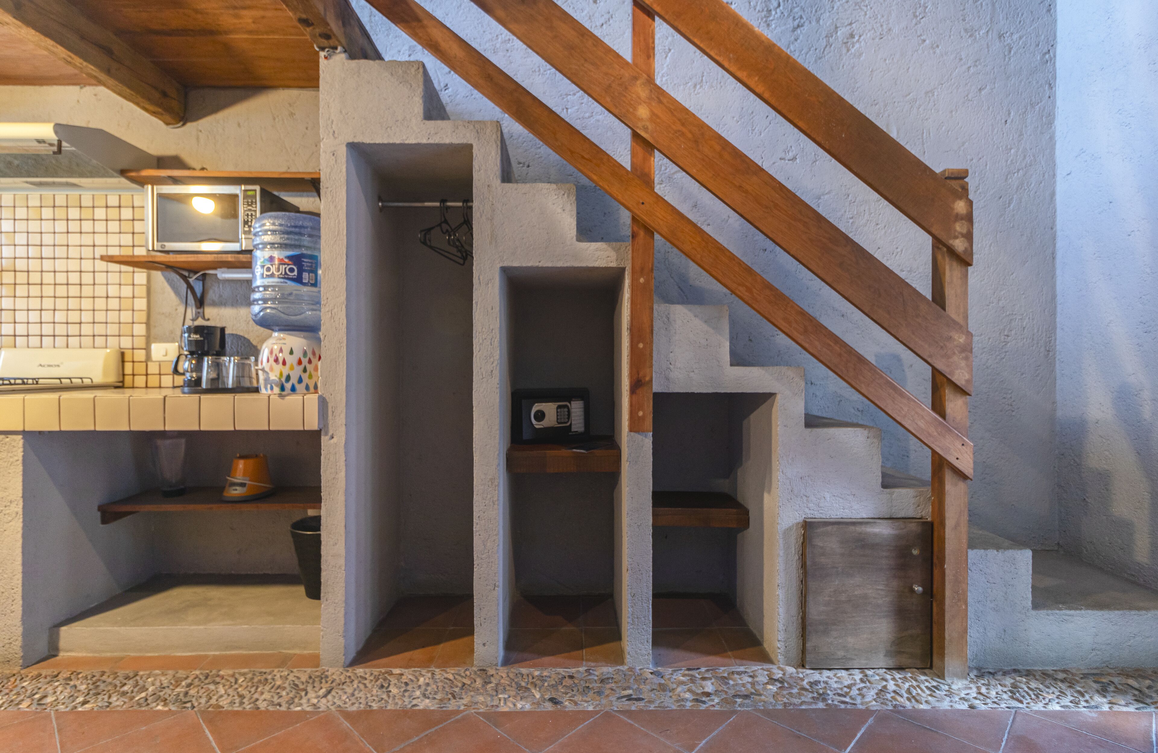 basic studio suite | living area | 42-inch flat-screen tv with cable channels, tv