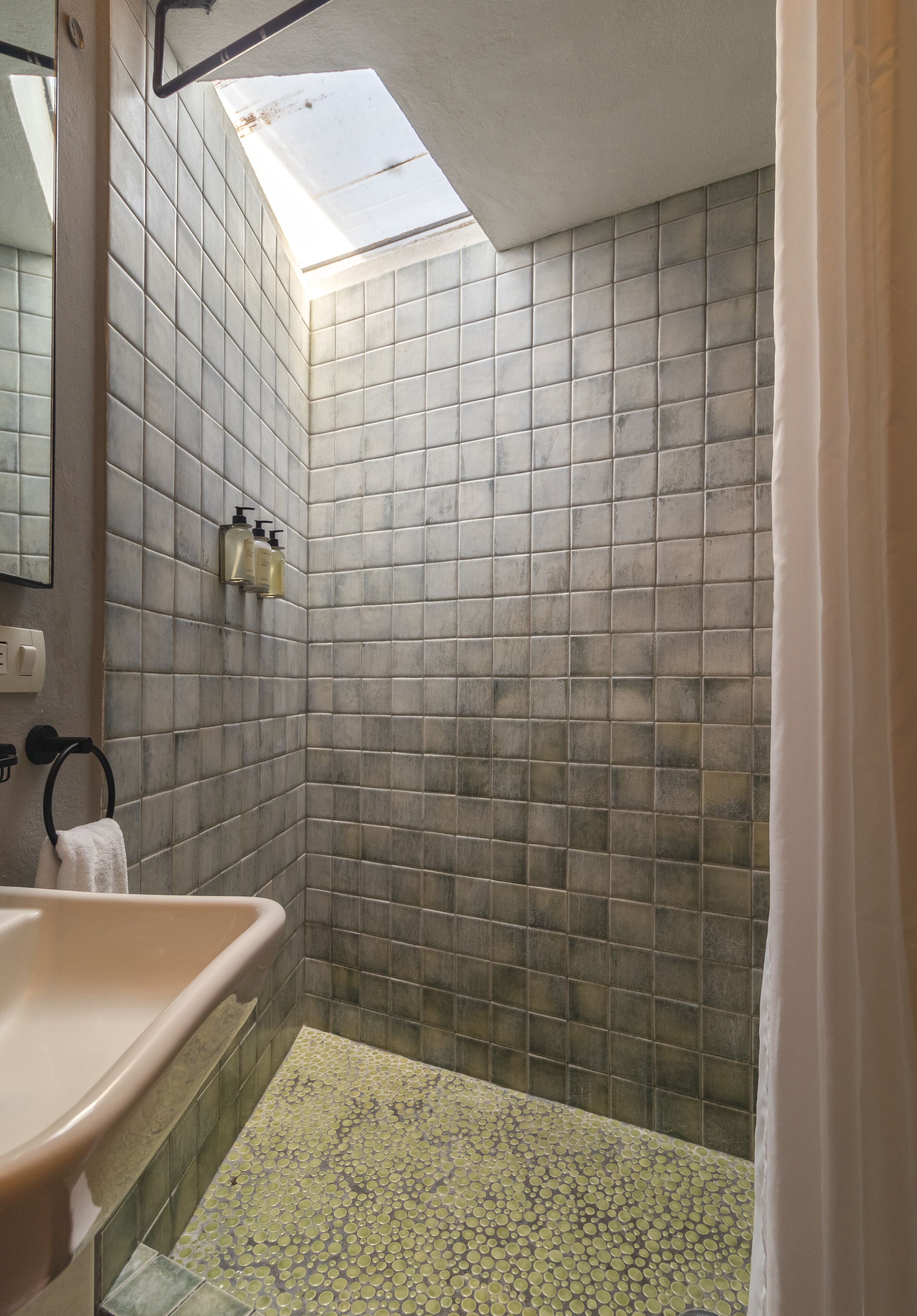 standard twin room | bathroom | shower, rainfall showerhead, free toiletries, hair dryer
