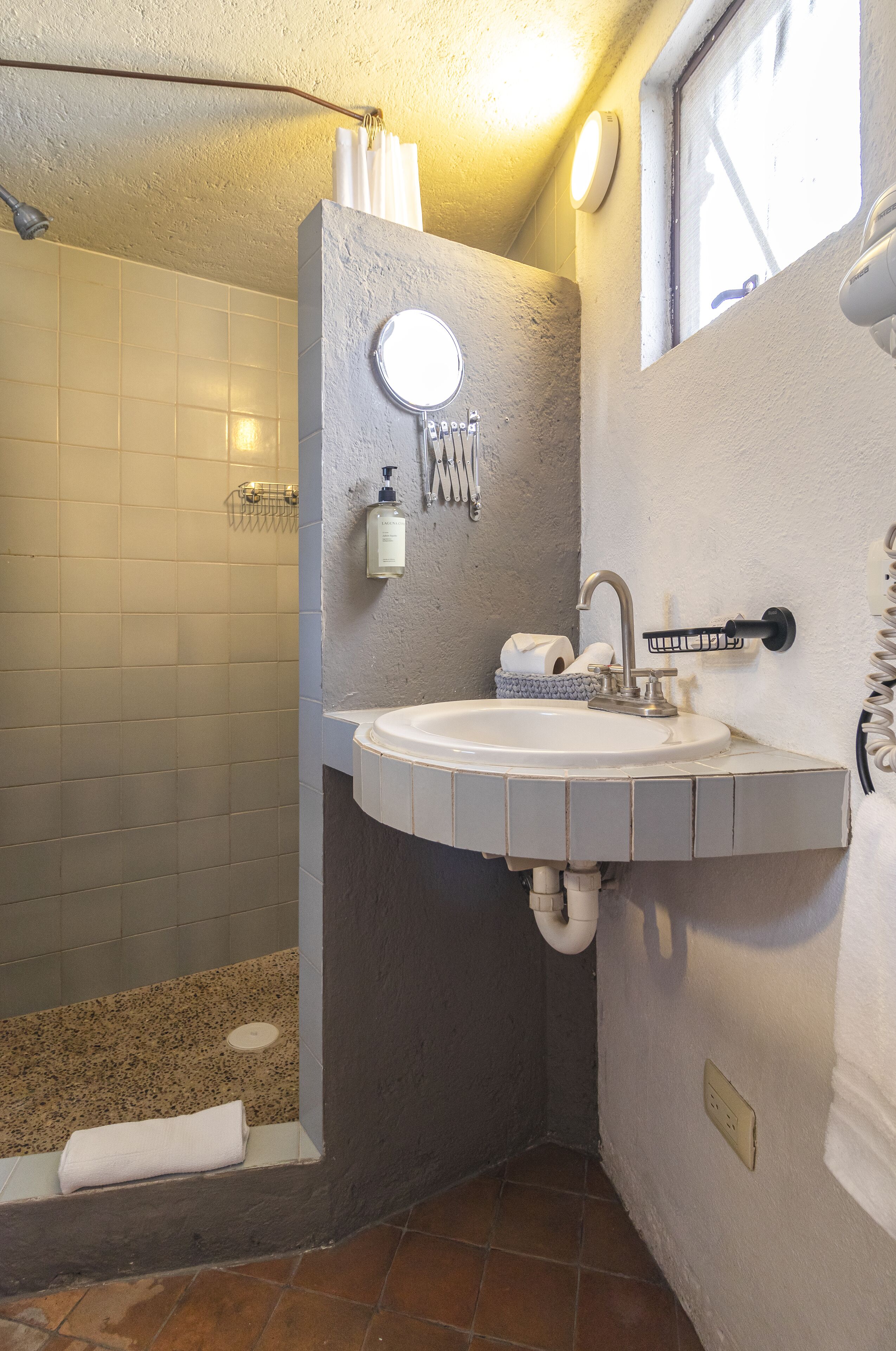 standard double room | bathroom | shower, rainfall showerhead, free toiletries, hair dryer