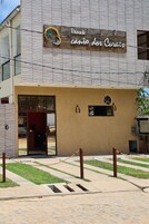 Un edificio con un cartel que dice "Pousada Cantinho dos Corais".