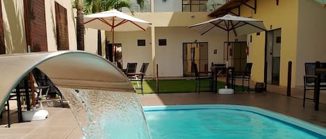 Udendørs pool, åben fra kl. 08.00 til kl. 20.00, liggestole