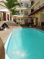 室外游泳池，08:00 至 20:00 开放，日光浴躺椅