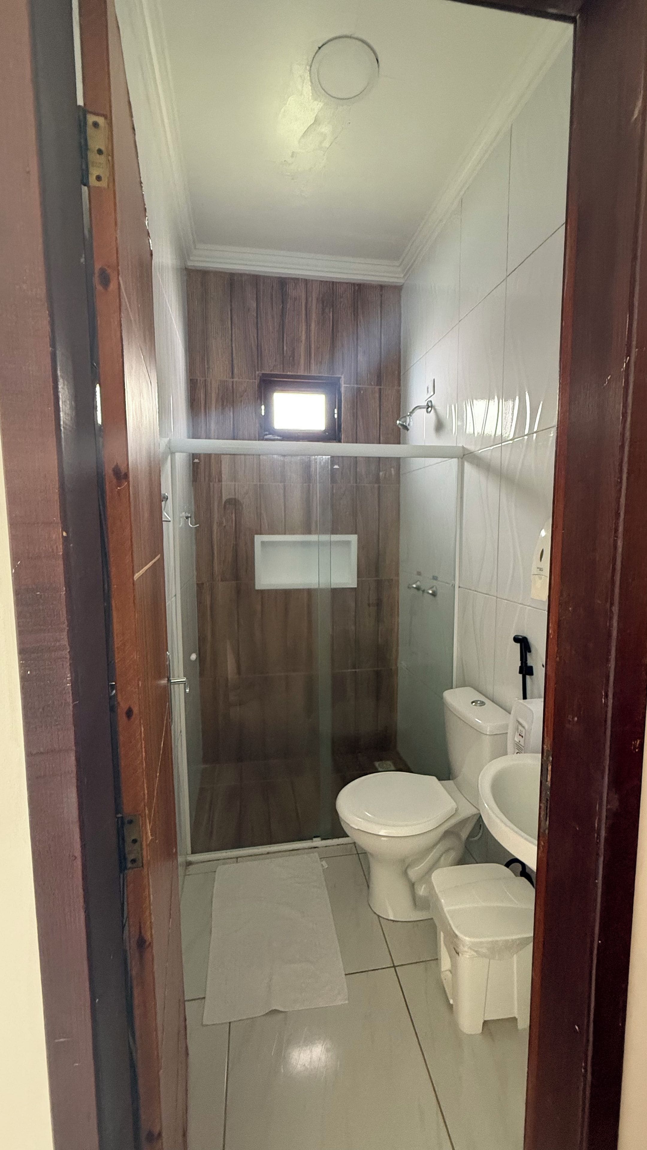 Un baño con ducha, inodoro y lavamanos.