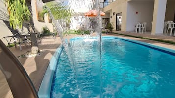 Piscine extérieure, chaises longues