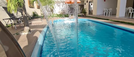 Alberca al aire libre, acceso de 08:00 a 20:00, y camastros