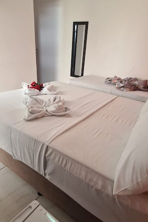 Triplo Econômico Térreo | Frigobar, Wi-Fi de cortesia, roupa de cama