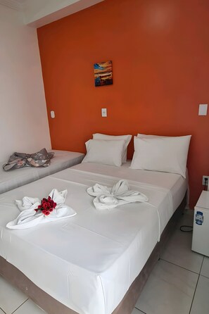 Triplo Econômico Térreo | Minibar, wifi gratis y ropa de cama
