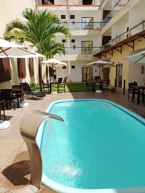 Kolam renang terbuka, kerusi lepak pantai 