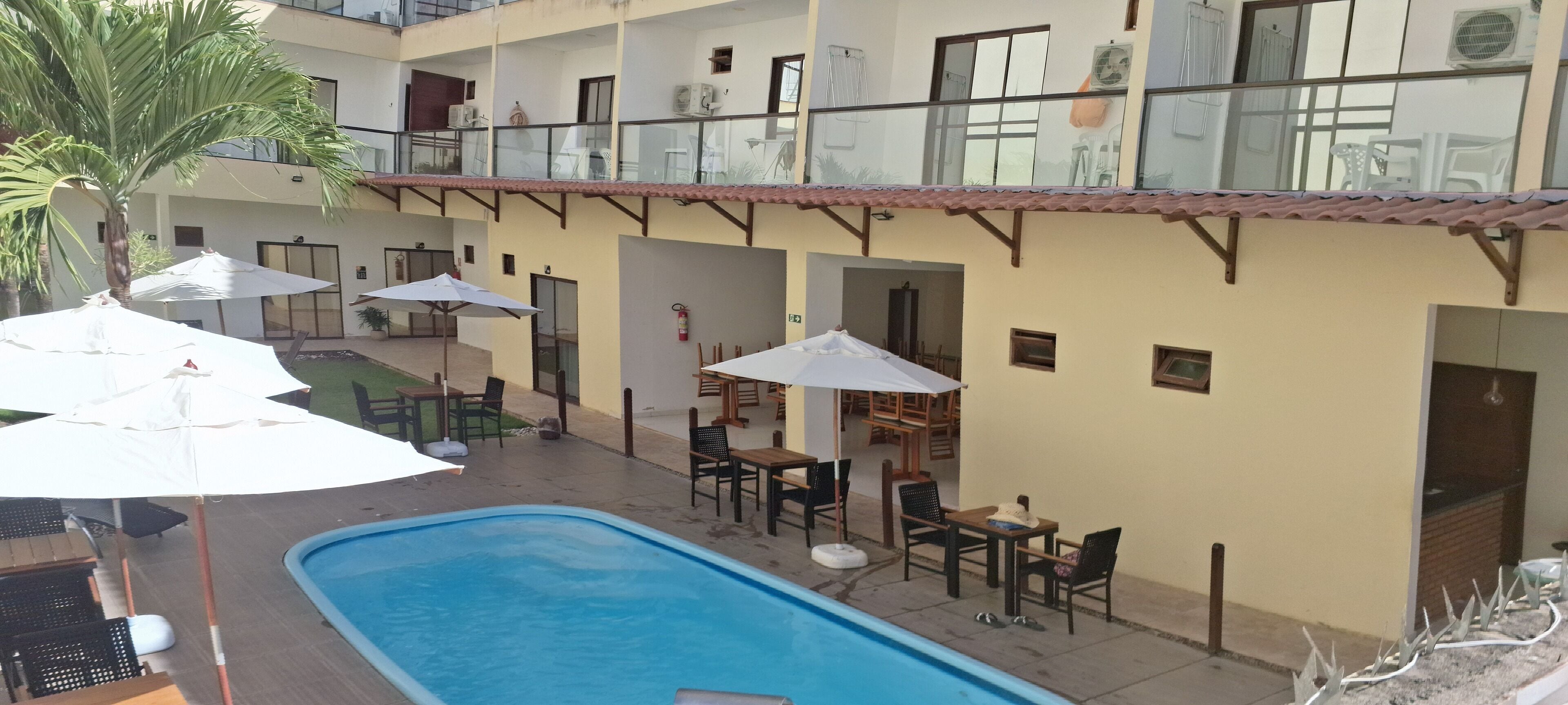 Piscine extérieure, chaises longues