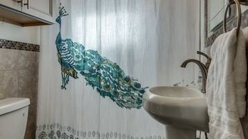 Ensemble douche/baignoire, sĂšche-cheveux, serviettes fournies, savon