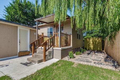Exterior. Midtown cottage near OCU/minutes to Bricktown