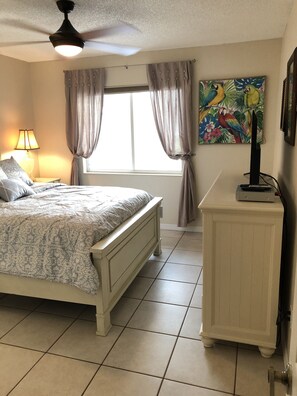 3 bedrooms, desk, iron/ironing board, travel crib - WATERFRONT 2 DOCKS HEATED SALT WATER POOL GAME ROOM (Palm Coast)