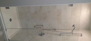 Bañera, toallas, jabón y papel higiénico