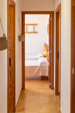 3 soverom, strykejern/-brett, internettilgang og sengetøy