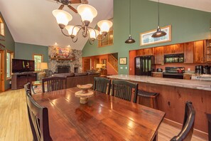 Dining - Cozy Cove Retreat w/ Arcade & Fireplace (Oakland)