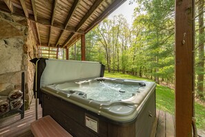 Outdoor spa tub - Cozy Cove Retreat w/ Arcade & Fireplace (Oakland)