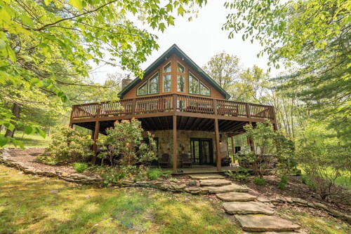 Cozy Cove Retreat w/ Arcade & Fireplace